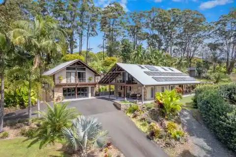 Hinterland Retreat with Coastal Convenience