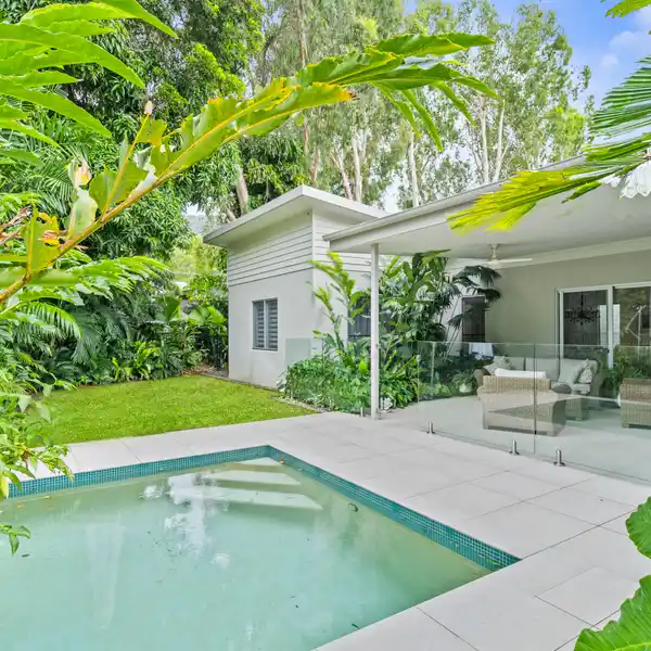 RELAXED TROPICAL LIVING