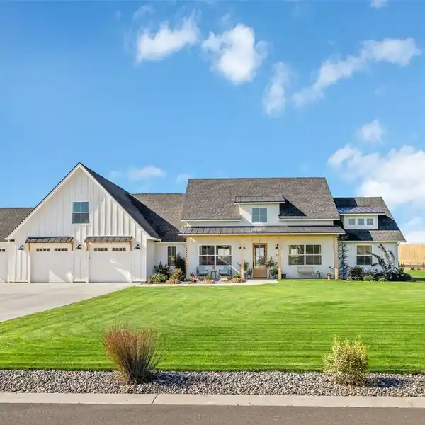 REFINED MODERN FARMHOUSE ESTATE