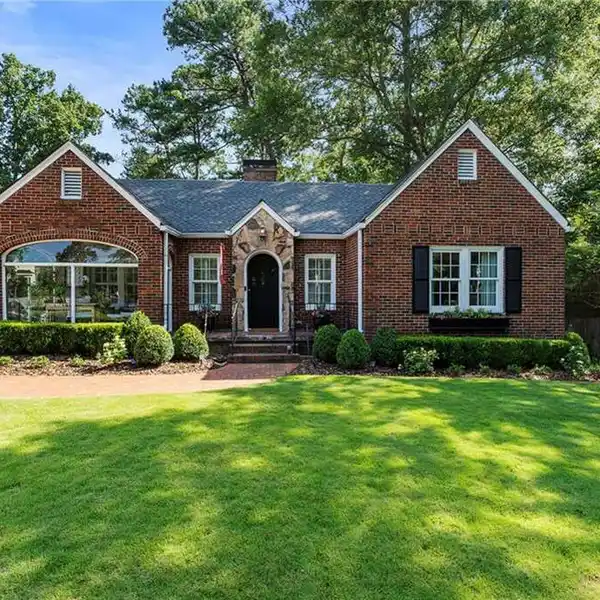BEAUTIFULLY UPDATED COTTAGE IN SPRINGLAKE