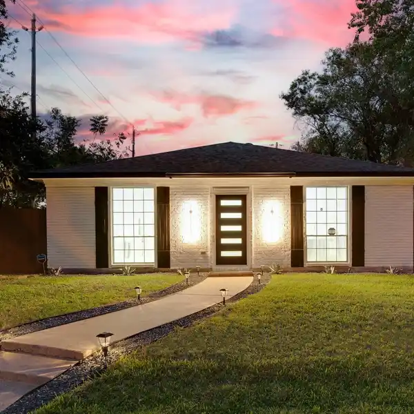 RARE RENOVATED ONE-STORY BUNGALOW IN AN IDEAL LOCATION