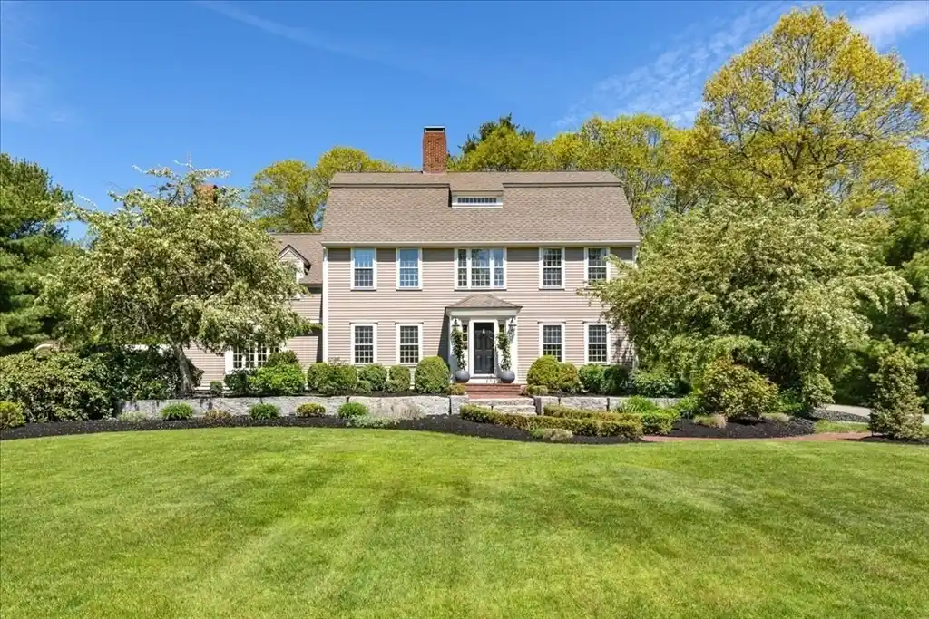 Timeless Colonial in an Executive Neighborhood