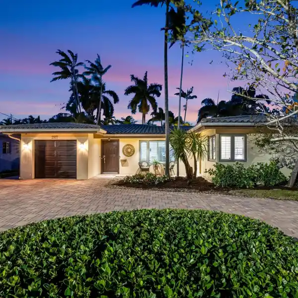 METICULOUSLY MAINTAINED RESORT-STYLE POOL HOME