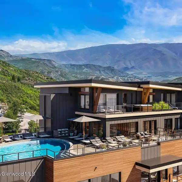 SLOPE-SIDE LUXURY LIVING AT STRATOS