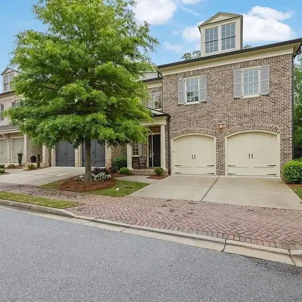 LOW-MAINTENANCE LUXURY IN HISTORIC ROSWELL