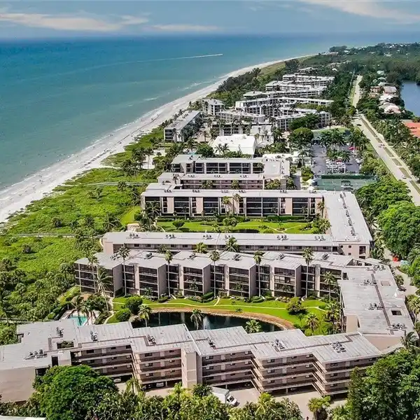 LOVELY CONDOMINIUM WITH PANORAMIC GULF VIEWS