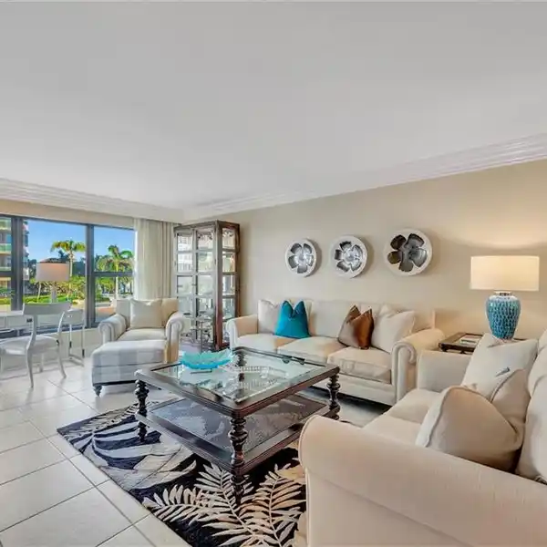 BEAUTIFUL HOME IN SOLAMAR IN THE HEART OF PARK SHORE