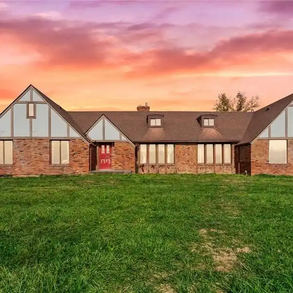 32-ACRE COUNTRY OASIS