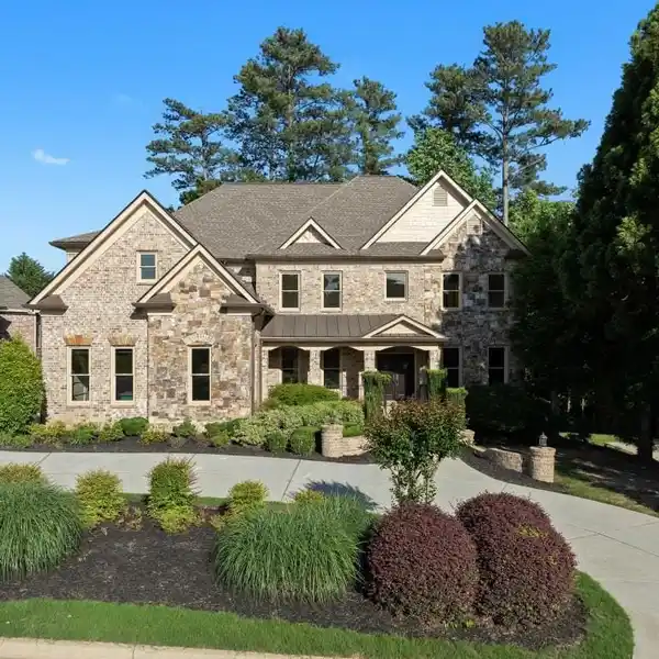 STUNNING LUXURY HOME