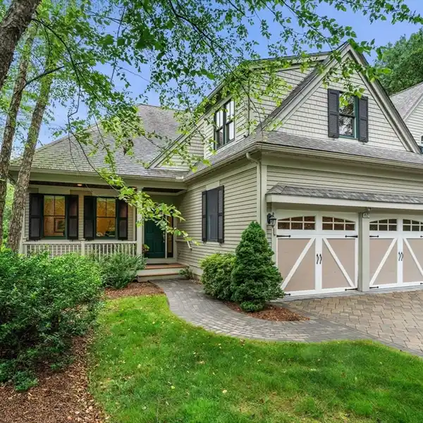 DRAMATIC AND HIGHLY DESIRABLE END UNIT