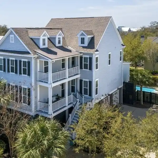 CHARLESTON SINGLE THAT LIVES LARGE