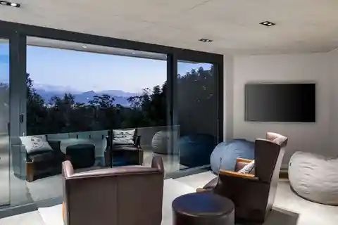 Spectacular New Home on the Slopes of the Helderberg Mountain