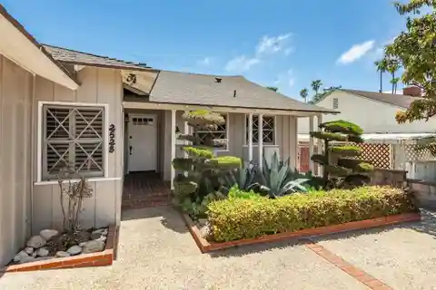 Charming Cul-de-sac Gem Near the Coast