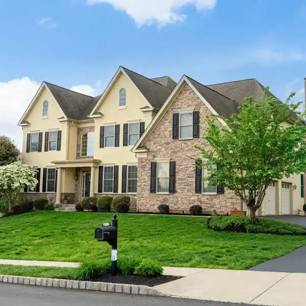 PRESTIGIOUS HOME WITH STUNNING GOLF VIEWS