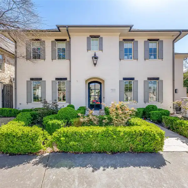 BEAUTIFULLY REFRESHED ELLEN GRASSO HOME