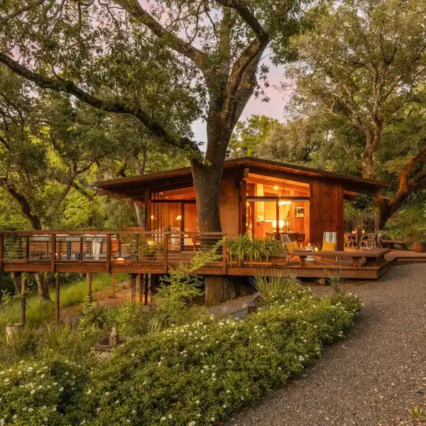ENCHANTING MID-CENTURY MODERN HOME