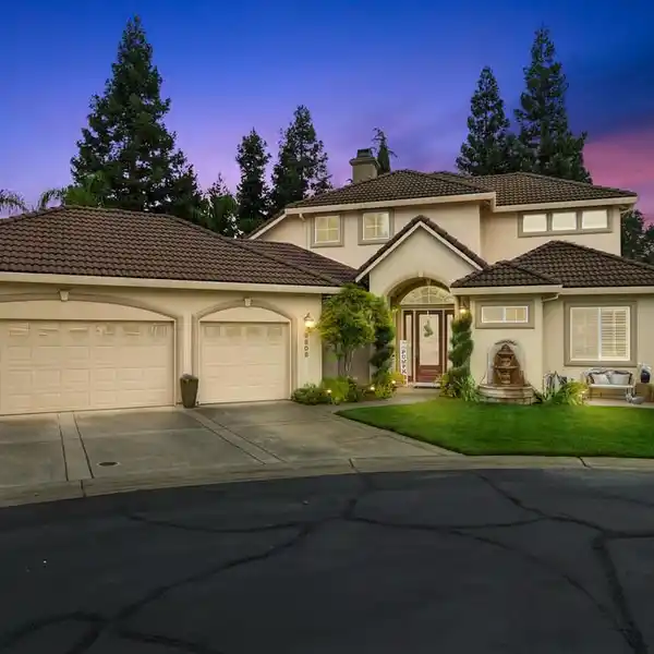 WONDERFUL HOME IN A PRIVATE GATED NEIGHBORHOOD