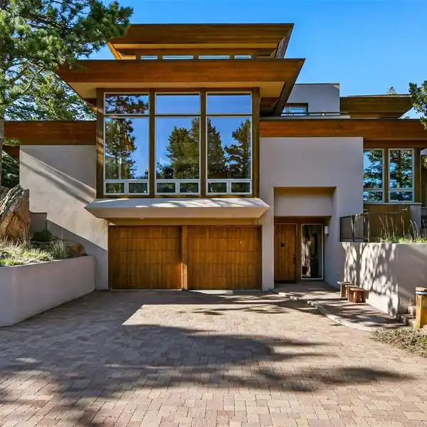 CUSTOM-DESIGNED HOME IN A STRIKING COLORADO SETTING