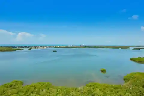 17th-Floor Horizons Residence with Panoramic Views