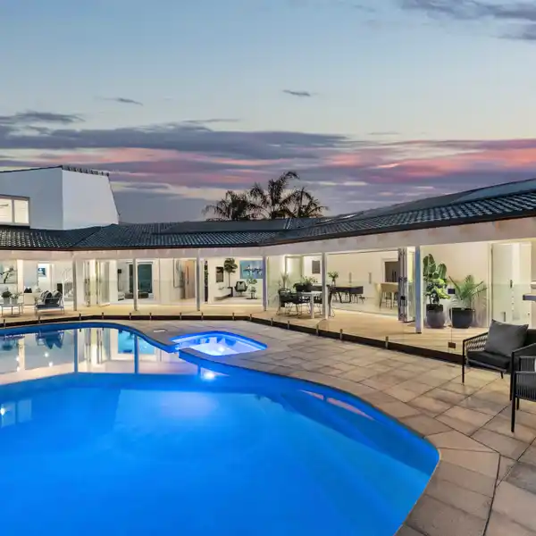 EXQUISITE RESIDENCE ON ESTATE-LIKE GROUNDS