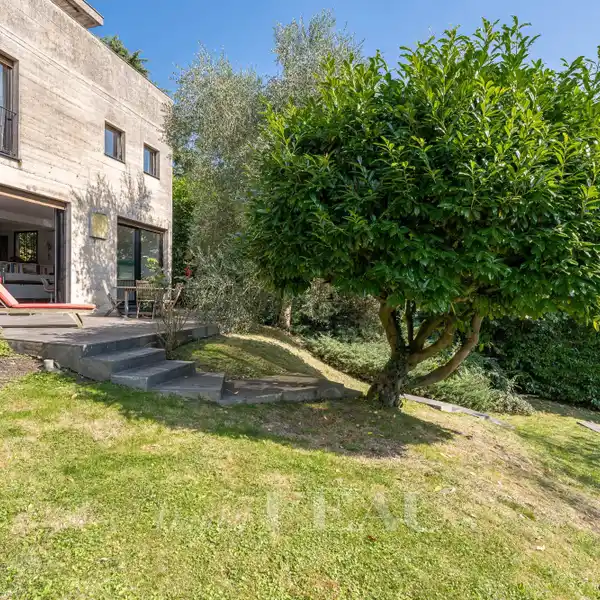 ARCHITECT-DESIGNED HOME WITH PANORAMIC TERRACE VIEWS