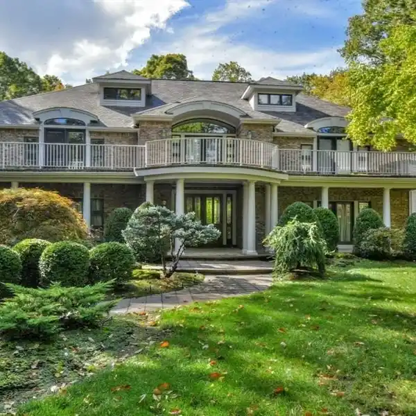 EXQUISITE FIVE BEDROOM HOME