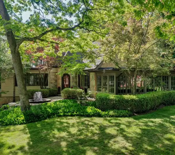 BEAUTIFULLY MAINTAINED HOME IN COUNTRY CLUB ESTATES