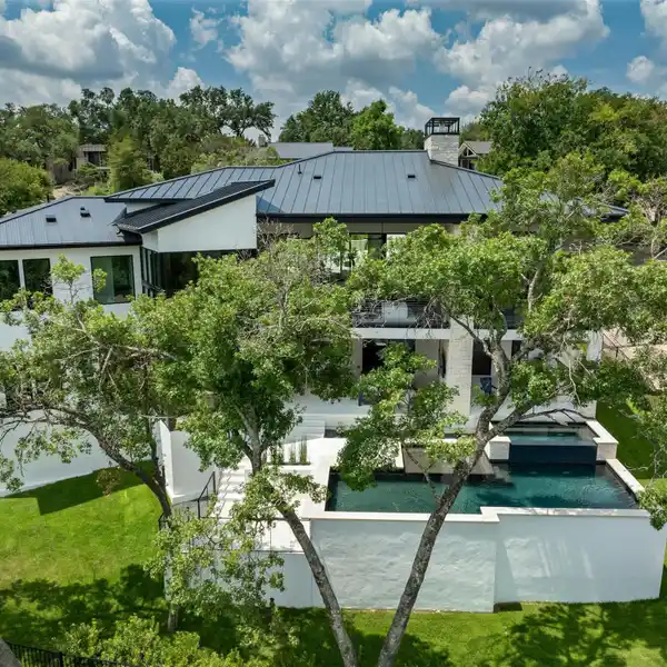 BREATHTAKING MODERN RESIDENCE IN THE HEART OF LAKEWAY