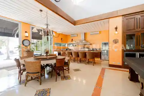 Country House Feel on a Quiet Street