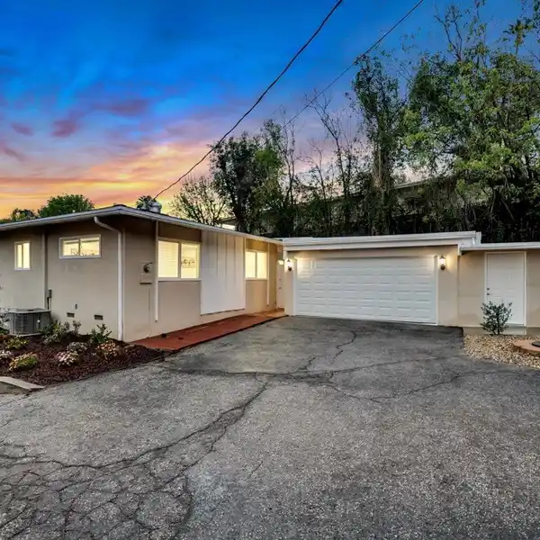 A TRUE WOODLAND HILLS GEM