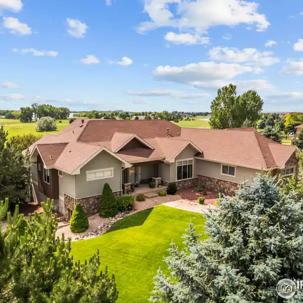 SHOWTOPPING RANCH RETREAT WITH DESIGNER TOUCHES