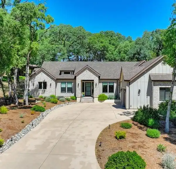 BEAUTIFULLY MAINTAINED HOME IN DARKHORSE