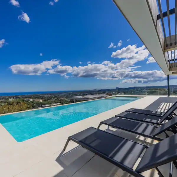EXTRAORDINARY CONTEMPORARY VILLA