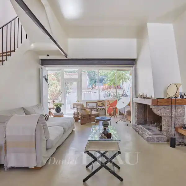 DELIGHTFUL PROPERTY STEPS TO THE MEDITERRANEAN