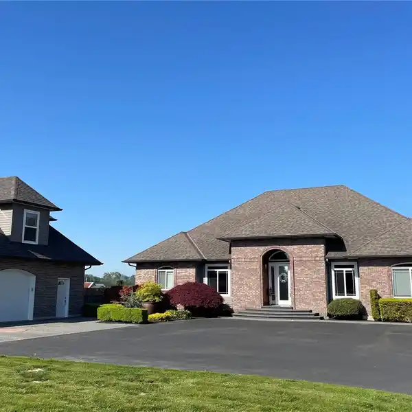 COUNTRY-LIKE LIVING WITH CONVENIENCE