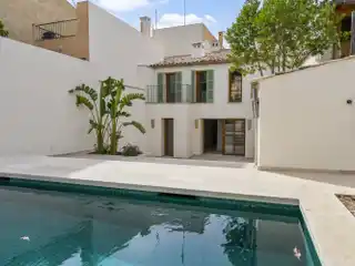 Unique Renovated Townhouse