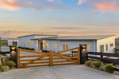 Luxurious Residence on Generous Rolling Farmland