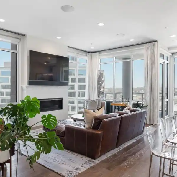 URBAN ELEGANCE IN A BOUTIQUE RESIDENCE