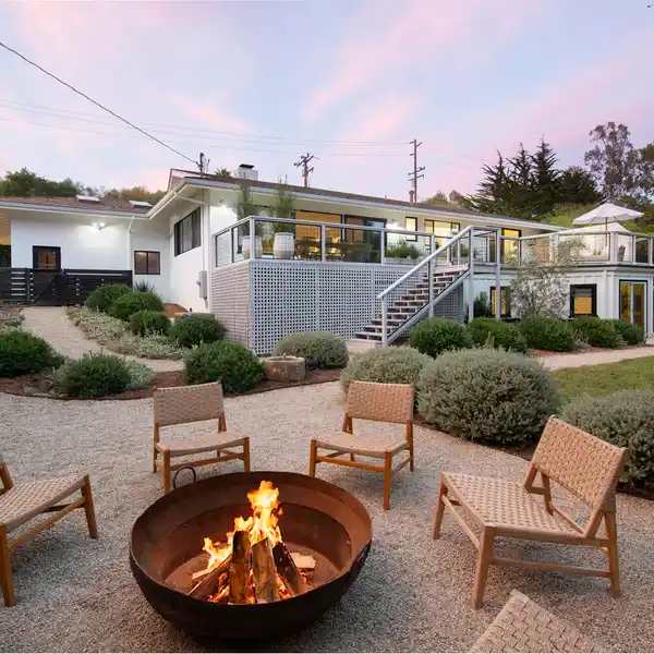 PEACEFUL SINGLE-LEVEL HOME IN HEDGEROW
