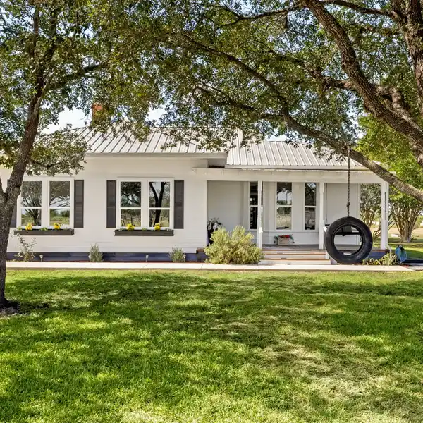 TIMELESS ELEGANCE IN THIS FULLY RENOVATED FARMHOUSE ESTATE