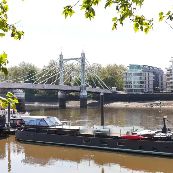 UNIQUE RIVERBOAT