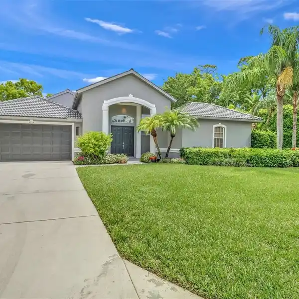 LUXURIOUS HOME IN SOUGHT-AFTER WILSHIRE LAKES