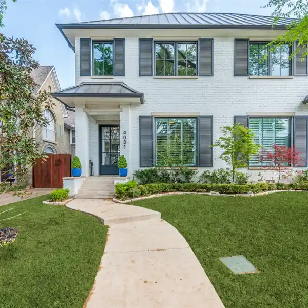 ELEGANT THREE-STORY RETREAT IN OAK LAWN