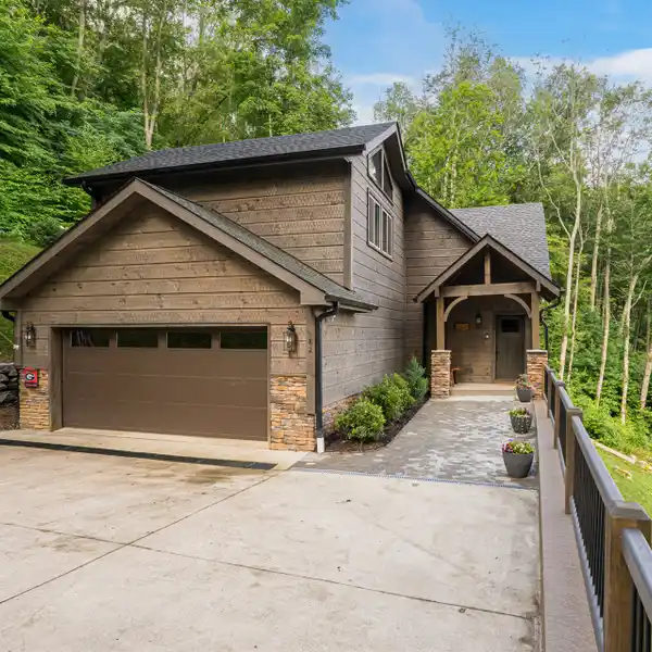 THE ULTIMATE IN MOUNTAIN STYLE AND LUXURY