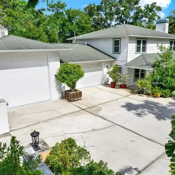 ESTATE-STYLE HOME IN DESIRABLE WILDWOOD PARK