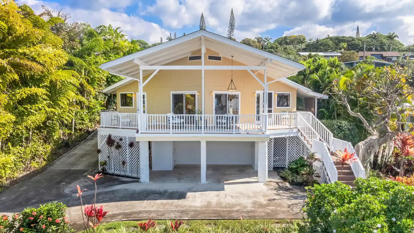 Unique Hawaii-style Home Overlooking the Ocean