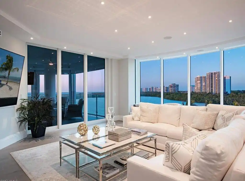 Masterfully Renovated End-unit in Baypointe at Naples Cay