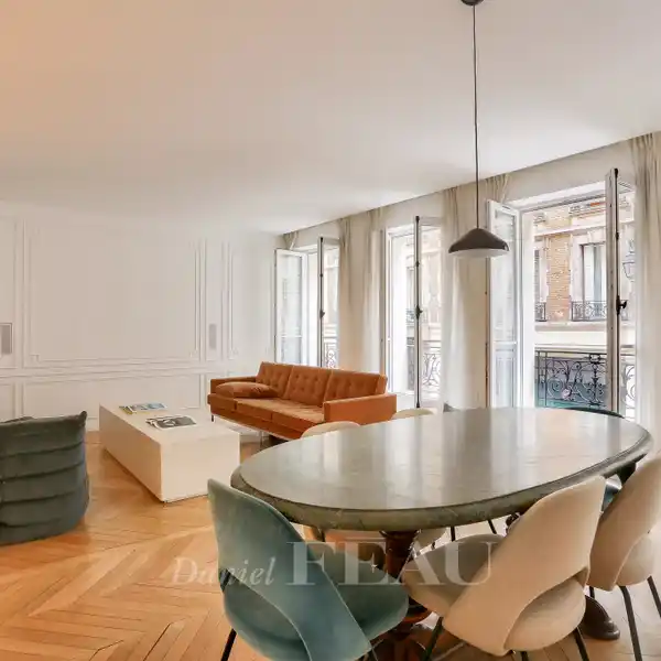 BRIGHT RENOVATED APARTMENT IN HISTORIC MARAIS DISTRICT