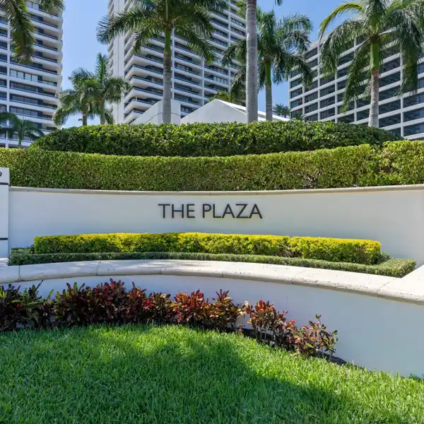 BEAUTIFULLY RENOVATED APARTMENT WITH SWEEPING VIEWS