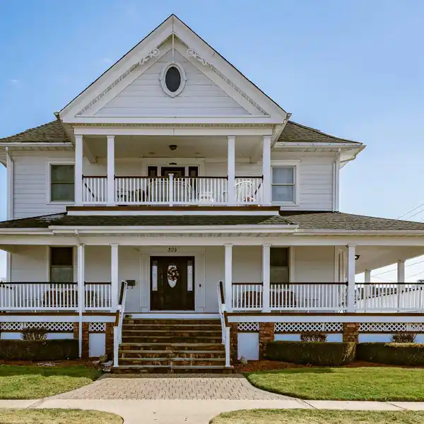 LAKEVIEW ESTATE WITH TIMELESS ELEGANCE